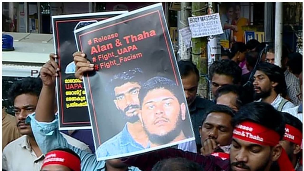 പന്തീരാങ്കാവ് യുഎപിഎ കേസ്; അലനും താഹയ്ക്കും പിന്തുണയുമായി ഐക്യദാര്ഢ്യ സമിതിയുടെ പ്രതിഷേധം പന്തീരാങ്കാവ് യുഎപിഎ കേസ്; അലനും താഹയ്ക്കും പിന്തുണയുമായി ഐക്യദാര്ഢ്യ സമിതിയുടെ പ്രതിഷേധം