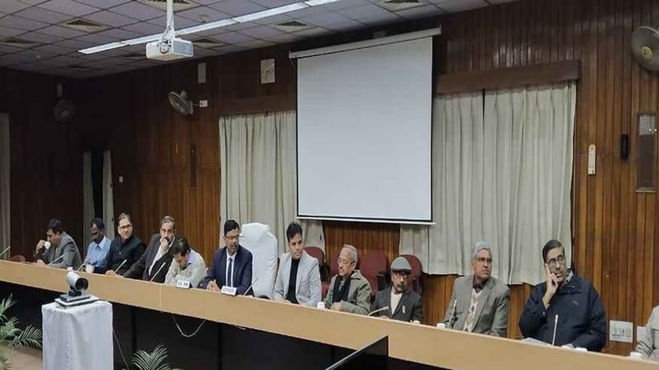 भारत में तेजस की तर्ज पर चलेंगी 50 प्राइवेट ट्रेनें भारत में तेजस की तर्ज पर चलेंगी 50 प्राइवेट ट्रेनें