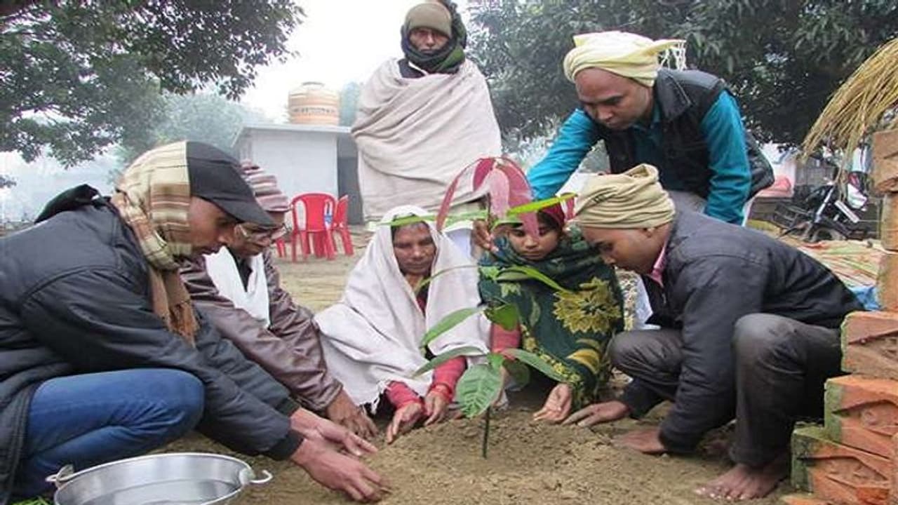 इस गांव में किसी की मौत होने पर त्रयोदशाह के दिन होता है पौध रोपण