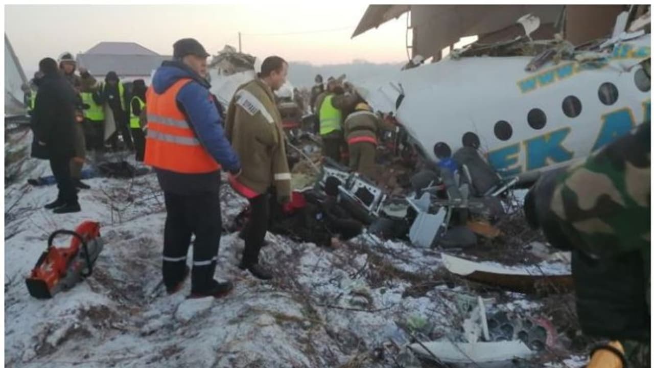 കസാഖിസ്ഥാനില് 100 പേരുമായി യാത്രാവിമാനം തകര്ന്നു, 14 പേര് മരിച്ചതായി റിപ്പോര്ട്ട്, മരണ സംഖ്യ ഉയര്ന്നേക്കും കസാഖിസ്ഥാനില് 100 പേരുമായി യാത്രാവിമാനം തകര്ന്നു, 14 പേര് മരിച്ചതായി റിപ്പോര്ട്ട്, മരണ സംഖ്യ ഉയര്ന്നേക്കും