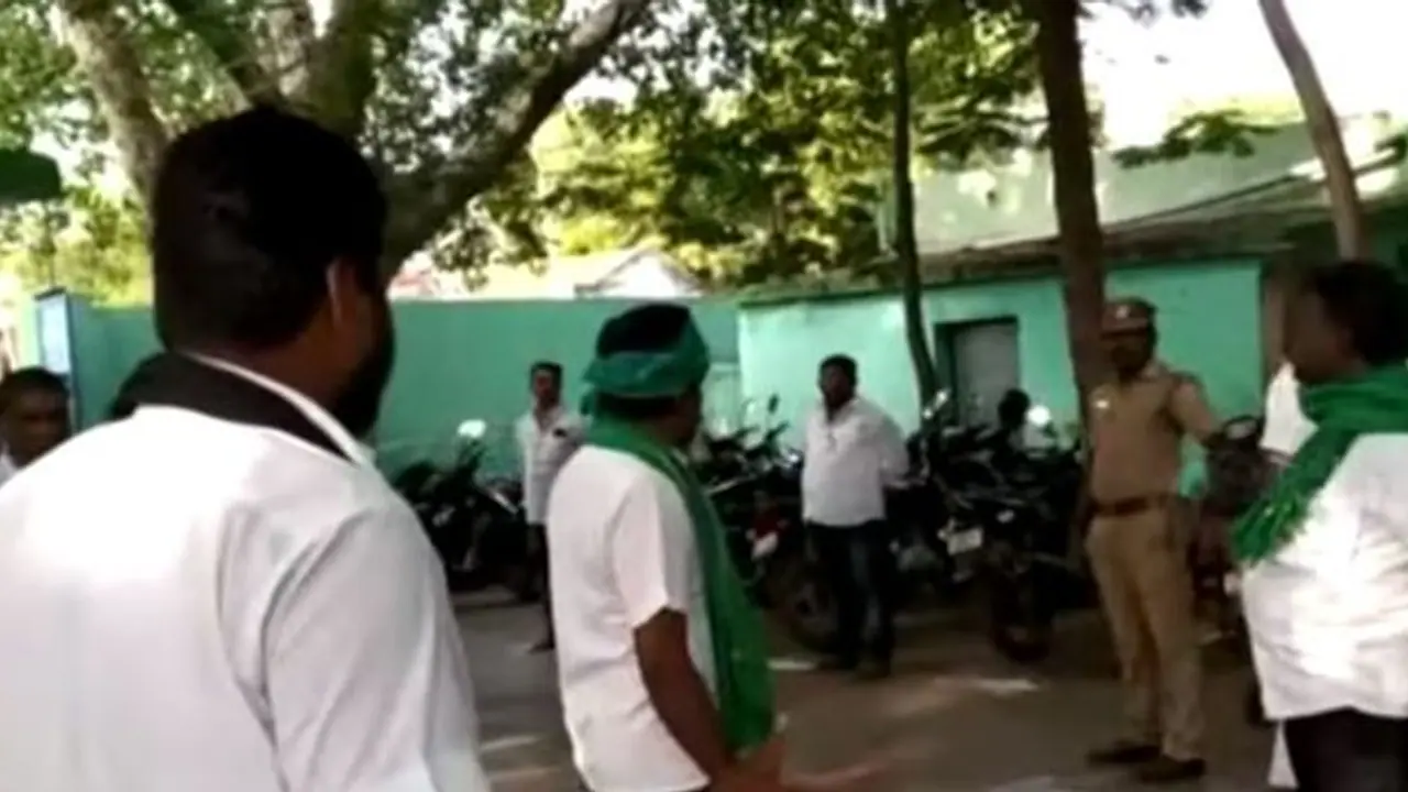 திமுக, அதிமுக வேட்பாளர்களின் கூட்டுச்சதி... போலீசிடம் கதறும் சுயேட்சை வேட்பாளர்கள்...! திமுக, அதிமுக வேட்பாளர்களின் கூட்டுச்சதி... போலீசிடம் கதறும் சுயேட்சை வேட்பாளர்கள்...!