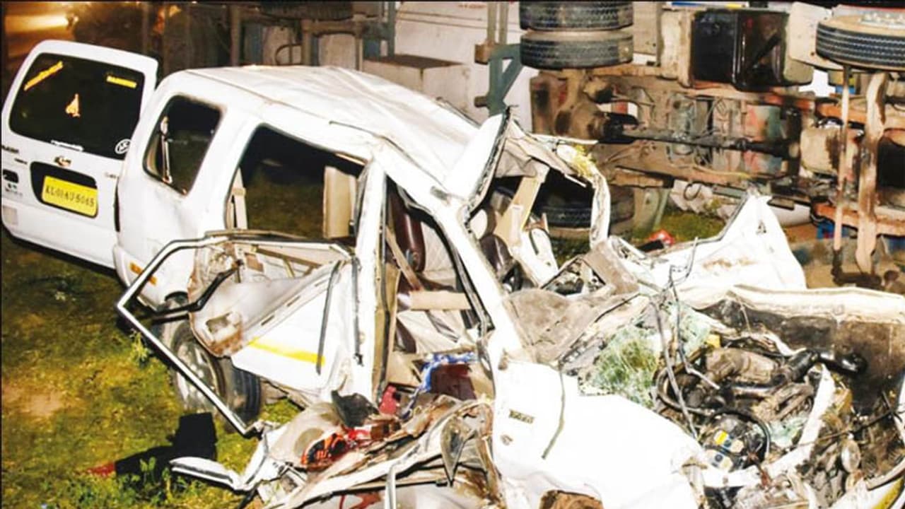 கோவையில் கோர விபத்து..! டேங்கர் லாரி கார் நேருக்கு நேர் பயங்கர மோதல்..! ஒரே குடும்பத்தைச் சேர்ந்த 4 பேர் பலி..!