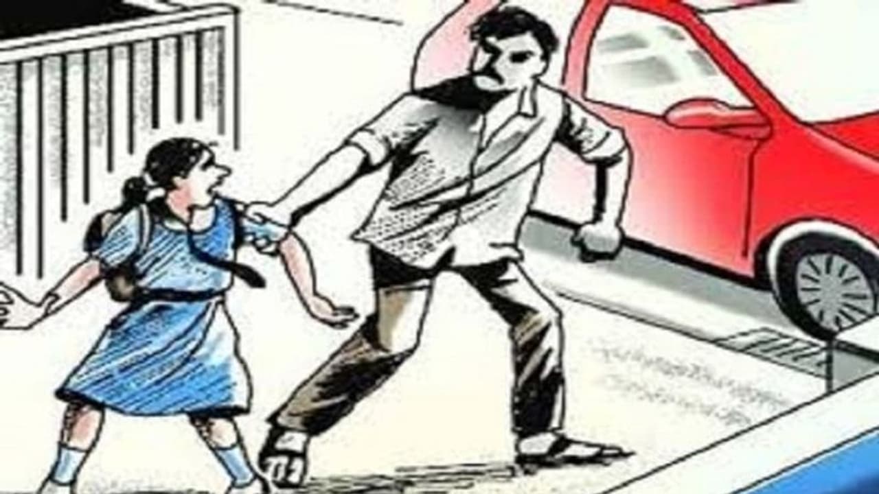 फेसबुक पर दोस्ती कर एयरफोर्स कर्मी की बेटी का अपहरण, स्कूल जाने निकली थी लड़की फेसबुक पर दोस्ती कर एयरफोर्स कर्मी की बेटी का अपहरण, स्कूल जाने निकली थी लड़की