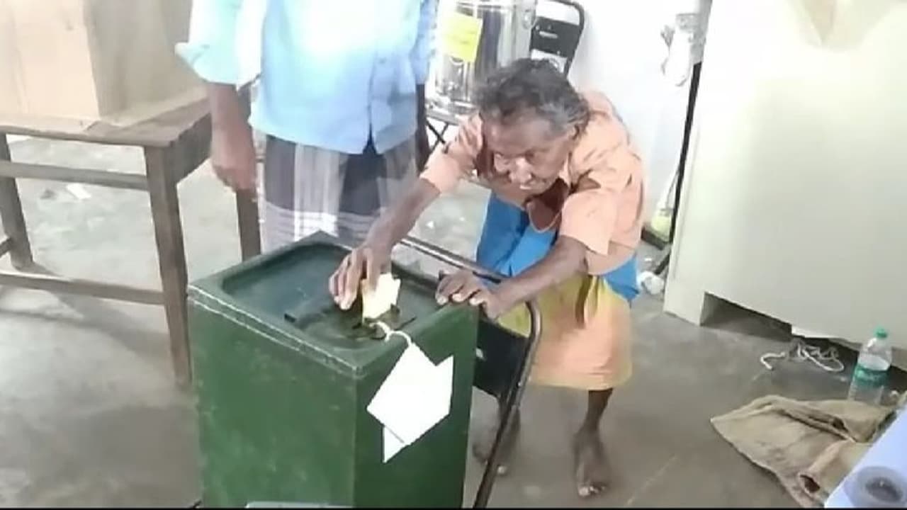 100 வயதில் ஆர்வமுடன் வாக்களித்த மூதாட்டி..! ஜனநாயக கடமை ஆற்றி உற்சாகம்..!