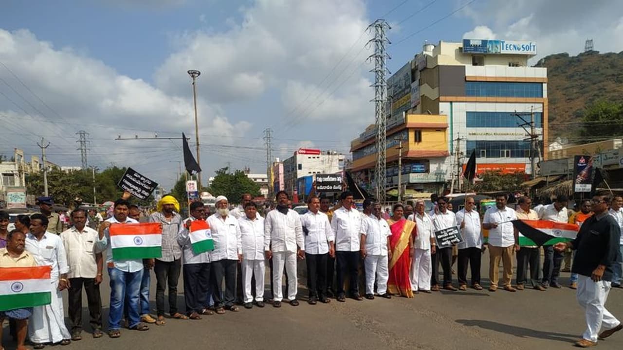 ప్రారంభమైన ఏపీ కేబినెట్: రాజధానిపై కీలక నిర్ణయం ప్రారంభమైన ఏపీ కేబినెట్: రాజధానిపై కీలక నిర్ణయం