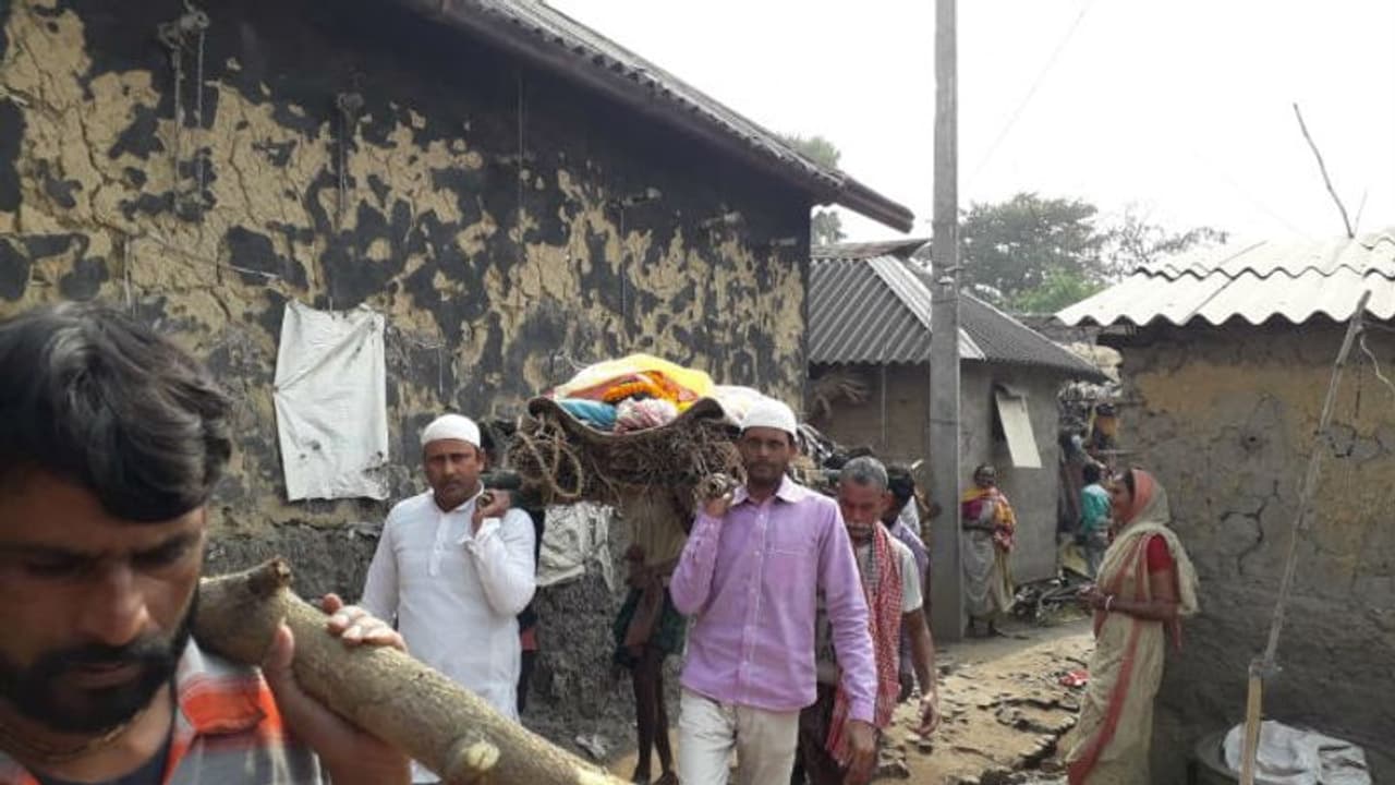 সম্প্রীতির এক অনন্য নিদর্শন, হিন্দু মায়ের শবদেহ কাঁধে তুলে নিলেন আজিজুর লালনরা সম্প্রীতির এক অনন্য নিদর্শন, হিন্দু মায়ের শবদেহ কাঁধে তুলে নিলেন আজিজুর লালনরা