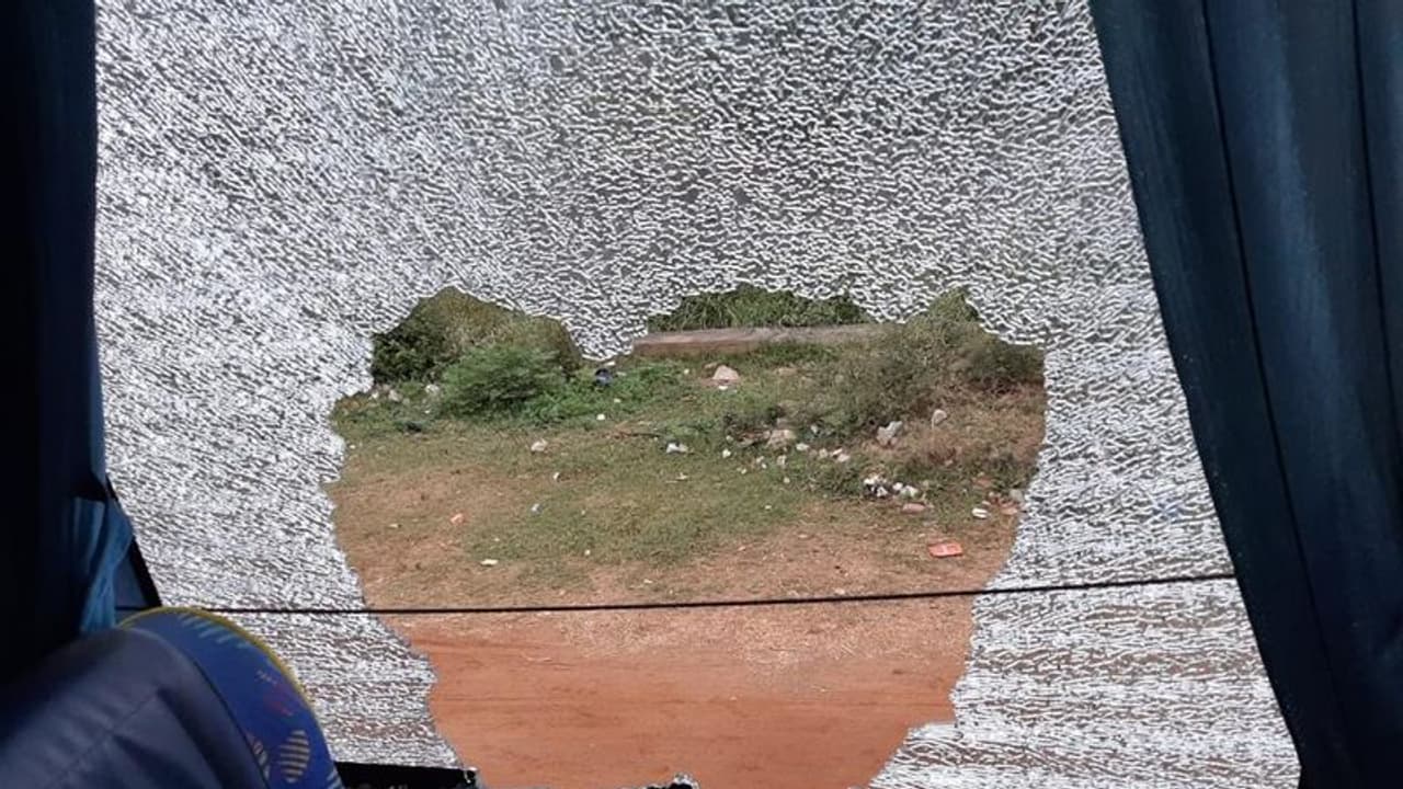 ఏపీకి మూడు రాజధానులు: ఉద్దండరాయునిపాలెంలో ఉద్రిక్తత,మీడియాపై దాడి ఏపీకి మూడు రాజధానులు: ఉద్దండరాయునిపాలెంలో ఉద్రిక్తత,మీడియాపై దాడి