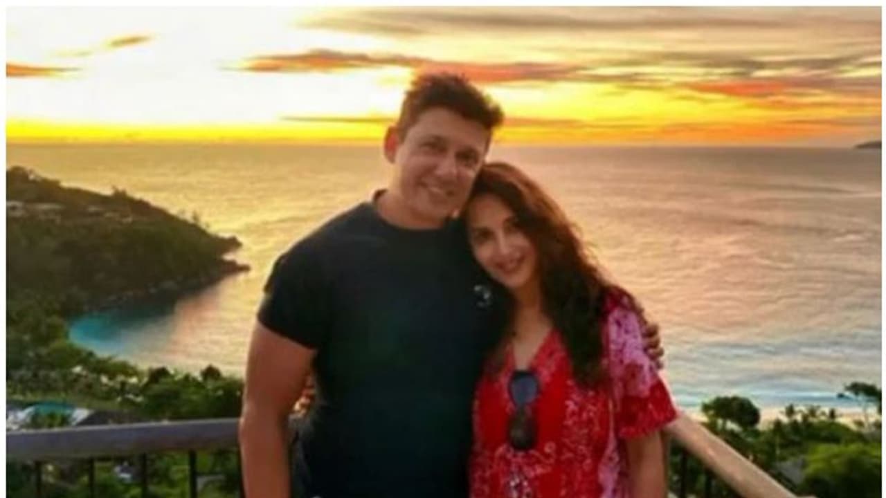 ഒപ്പമുള്ള ഓരോ നിമിഷവും സ്‍നേഹം, ഭര്‍ത്താവിനൊപ്പം '2019'നെ യാത്രയാക്കി മാധുരി ദീക്ഷിത്