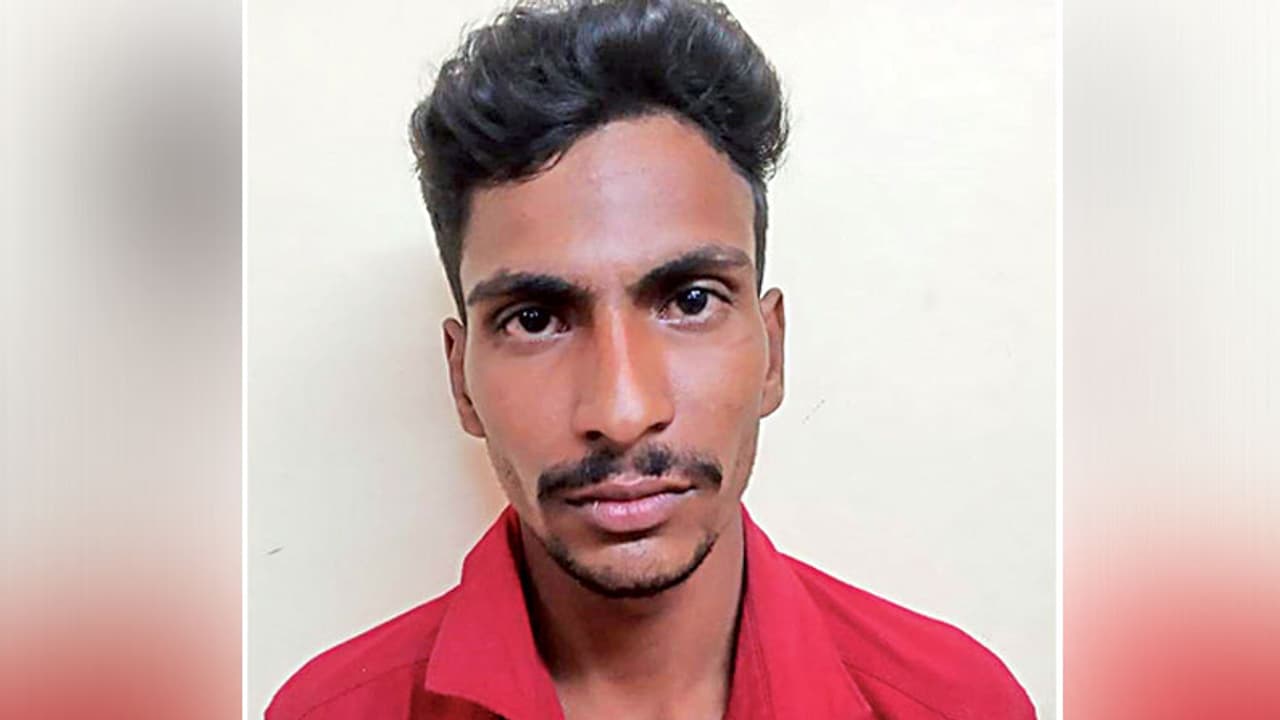 இளம்பெண்ணை சரமாரியாக குத்தி கொடூரமாக கொன்ற சைக்கோ இளைஞர்..! ஒருதலை காதலால் நிகழ்ந்த விபரீதம்..!