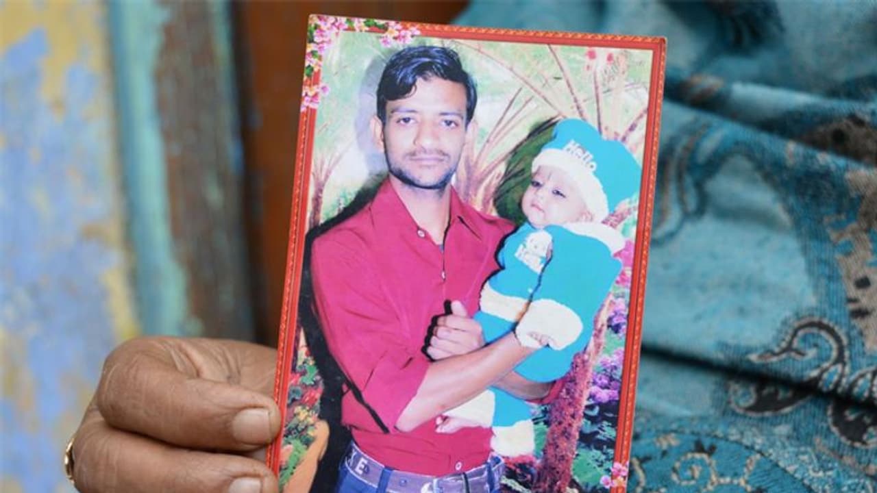 'അവർ അവനെ കൊന്നു, ഇപ്പോൾ കലാപകാരിയാക്കുന്നു...' വെടിവയ്പ്പിൽ കൊല്ലപ്പെട്ട സഹീറിന്റെ ബന്ധുക്കള് പറയുന്നു 'അവർ അവനെ കൊന്നു, ഇപ്പോൾ കലാപകാരിയാക്കുന്നു...' വെടിവയ്പ്പിൽ കൊല്ലപ്പെട്ട സഹീറിന്റെ ബന്ധുക്കള് പറയുന്നു