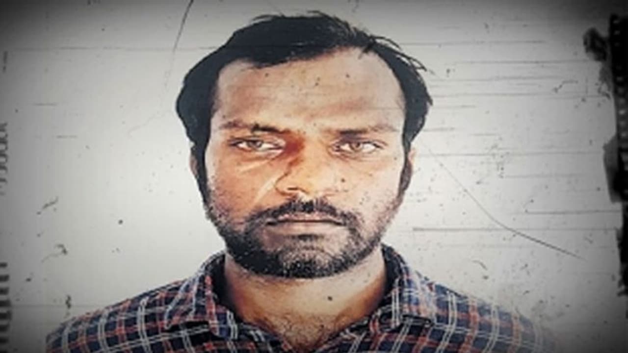 నాకేం తెలియదు: కోర్టులో ఏడ్చేసిన హజీపూర్ సీరియల్ రేపిస్ట్ శ్రీనివాస రెడ్డి నాకేం తెలియదు: కోర్టులో ఏడ్చేసిన హజీపూర్ సీరియల్ రేపిస్ట్ శ్రీనివాస రెడ్డి