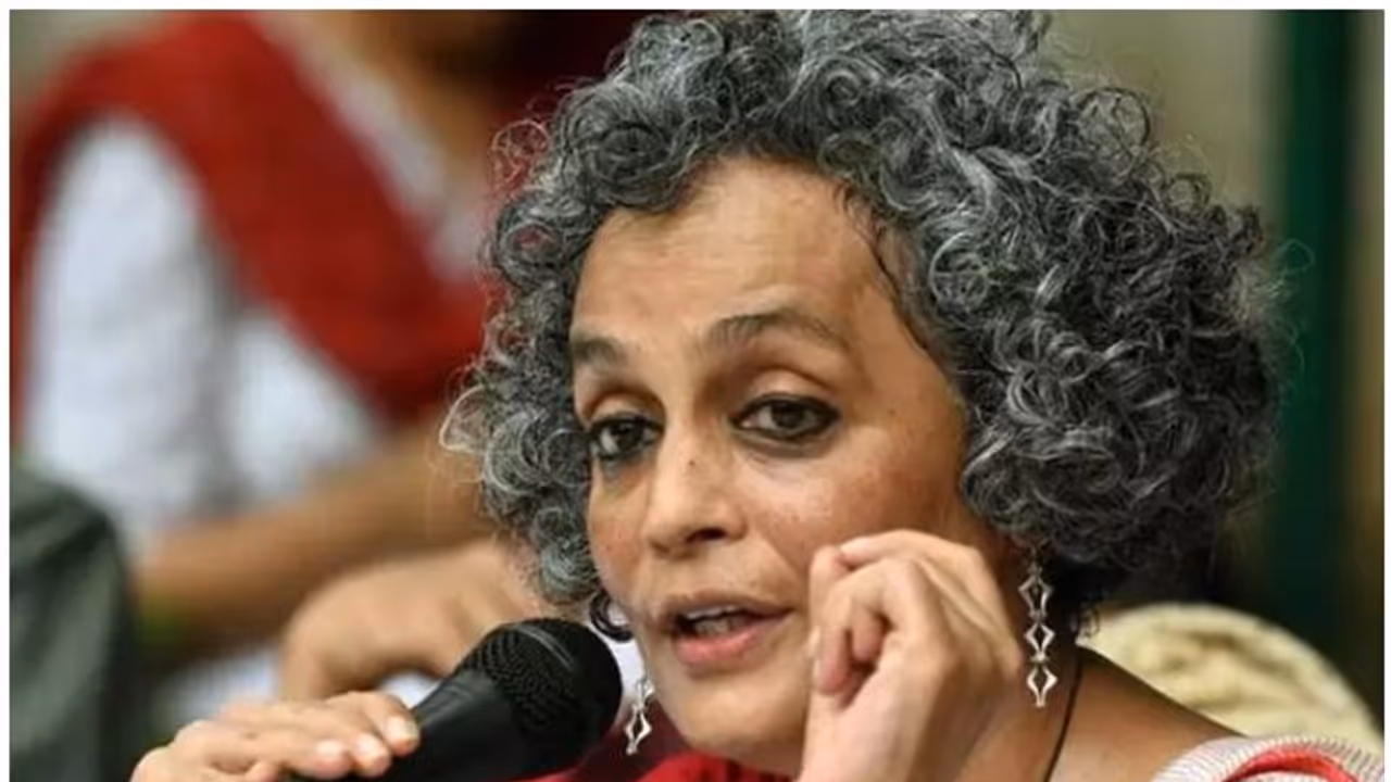 'ഇസ്ലാമോഫോബിയ സ​ർ​വ​സാ​ധാ​ര​ണ​മാ​ക്കാ​നു​ള്ള ശ്രമങ്ങൾ നടക്കുന്നു': അ​രു​ന്ധ​തി റോ​യ്