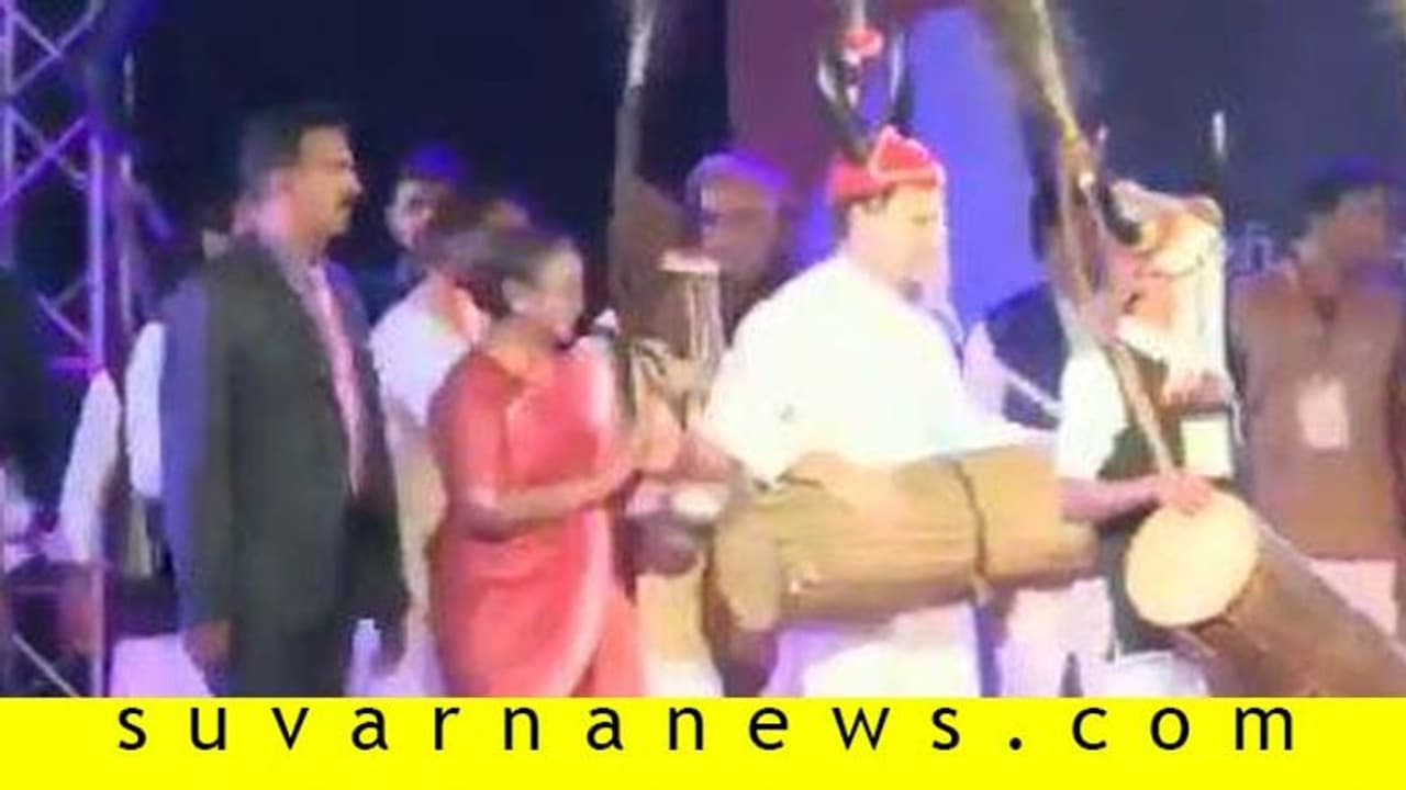 ವೇದಿಕೆ ಮೇಲೆ ರಾಹುಲ್ ಡ್ಯಾನ್ಸ್: ಬುಡಕಟ್ಟು ಜನರಿಗೆ ಒಂದೊಳ್ಳೆ ಚಾನ್ಸ್! ವೇದಿಕೆ ಮೇಲೆ ರಾಹುಲ್ ಡ್ಯಾನ್ಸ್: ಬುಡಕಟ್ಟು ಜನರಿಗೆ ಒಂದೊಳ್ಳೆ ಚಾನ್ಸ್!