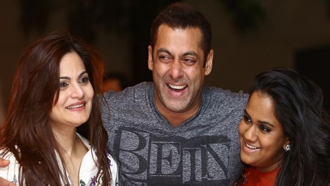 দুবাইয়ের রেস্তোরায় প্লেটের পর প্লেট ভাঙলেন সলমন খানের বোন, মুহূর্তে ভাইরাল অর্পিতার ভিডিও দুবাইয়ের রেস্তোরায় প্লেটের পর প্লেট ভাঙলেন সলমন খানের বোন, মুহূর্তে ভাইরাল অর্পিতার ভিডিও