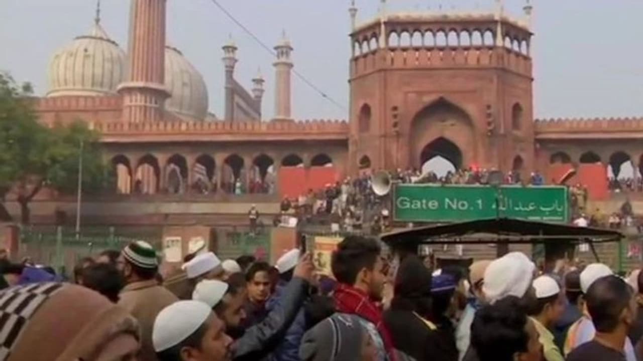 दिल्ली: CAA के विरोध में आई महिला से पूछा, बच्चे को क्यों लाईं, तब उन्होंने कहा, एक दिन सबको मरना है दिल्ली: CAA के विरोध में आई महिला से पूछा, बच्चे को क्यों लाईं, तब उन्होंने कहा, एक दिन सबको मरना है