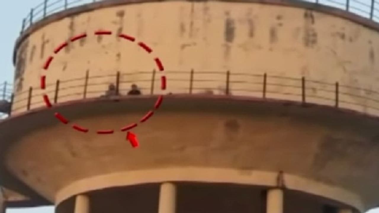 पानी की टंकी पर चढ़ी महिला तो सामने आई ससुराल वालों और पुलिस कर्मी की गंदी करतूत