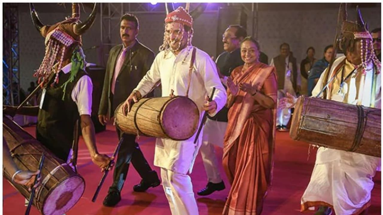 തലപ്പാവണിഞ്ഞ്, ചെണ്ട കൊട്ടി, നൃത്തച്ചുവടുമായി രാഹുല് ഗാന്ധി വീഡിയോ തലപ്പാവണിഞ്ഞ്, ചെണ്ട കൊട്ടി, നൃത്തച്ചുവടുമായി രാഹുല് ഗാന്ധി വീഡിയോ