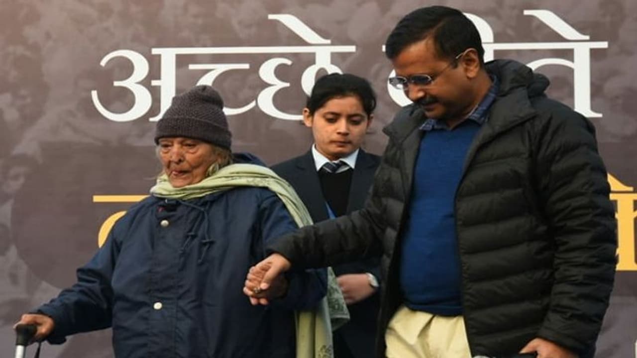 दिल्ली का जिम्मेदार बेटा, दूसरे टाउनहाल में शामिल हुए CM केजरीवाल, वायरल हुई तस्वीर दिल्ली का जिम्मेदार बेटा, दूसरे टाउनहाल में शामिल हुए CM केजरीवाल, वायरल हुई तस्वीर