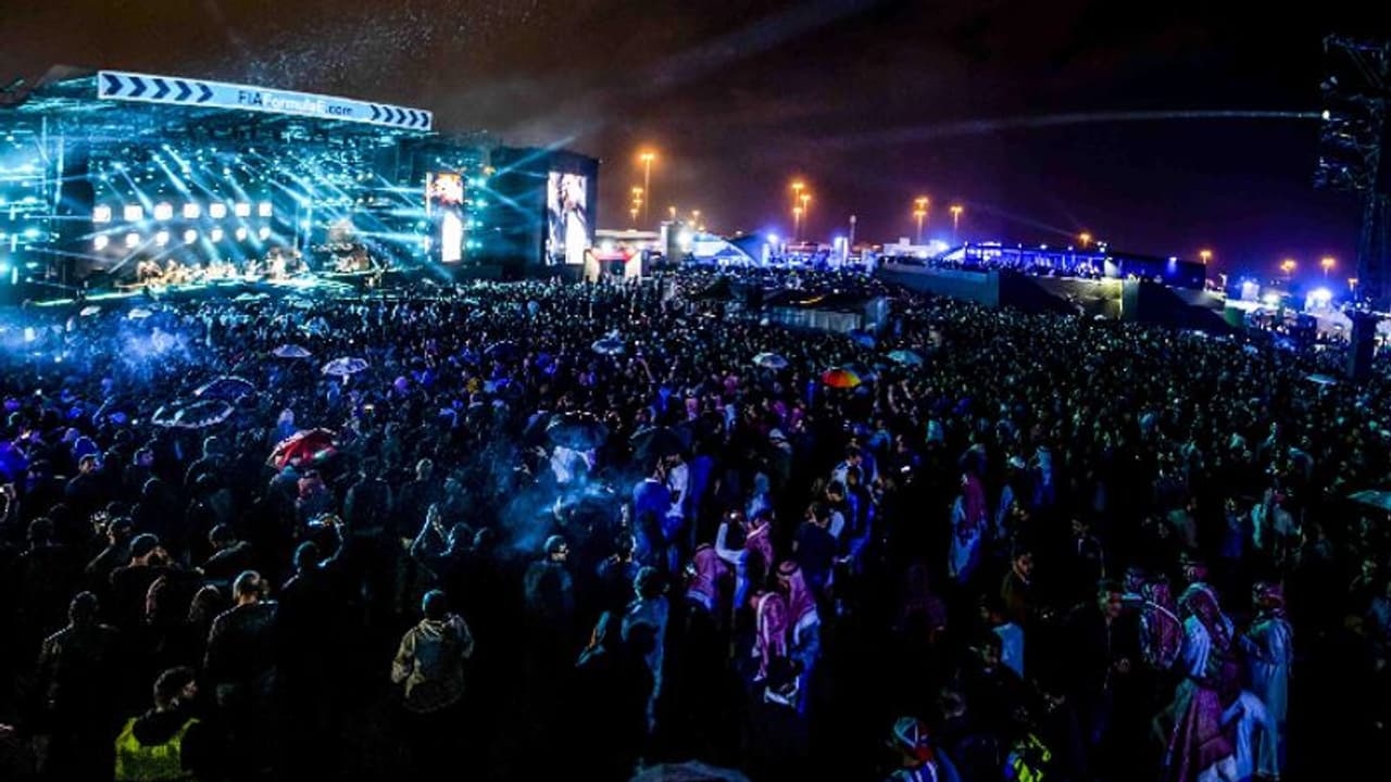 സൗദിയിൽ സംഗീതപരിപാടിക്കിടെ സഭ്യമല്ലാതെ പെരുമാറിയവരെ അറസ്റ്റ് ചെയ്തു സൗദിയിൽ സംഗീതപരിപാടിക്കിടെ സഭ്യമല്ലാതെ പെരുമാറിയവരെ അറസ്റ്റ് ചെയ്തു