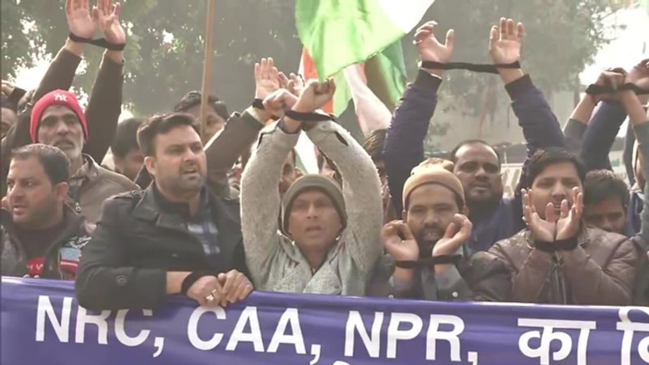 CAA के विरोध में हाथ बांधकर PM आवास की ओर जा रहे थे प्रदर्शनकारी, पुलिस ने रोका