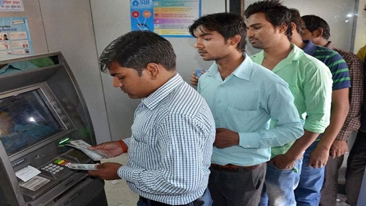 ATM রিজার্ভ ব্যাঙ্কের নয়া নির্দেশিকা,এটিএমে টাকা তোলার ক্ষেত্রে লাগবে বাড়তি ১ টাকা,অতিরিক্ত মোট খরচ ২১ টাকা ATM রিজার্ভ ব্যাঙ্কের নয়া নির্দেশিকা,এটিএমে টাকা তোলার ক্ষেত্রে লাগবে বাড়তি ১ টাকা,অতিরিক্ত মোট খরচ ২১ টাকা
