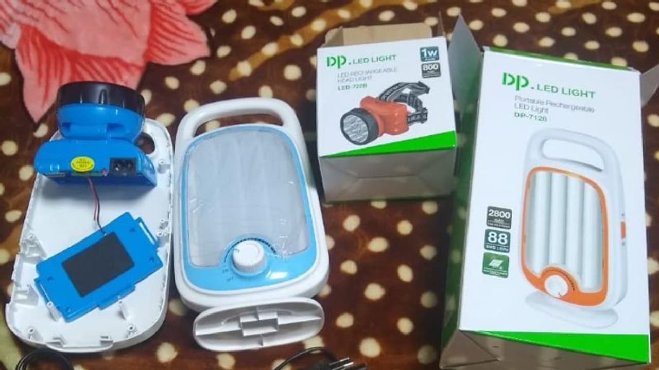 അടിവസ്ത്രത്തിലും എമർജൻസി ലൈറ്റിലും ഒളിപ്പിച്ച് സ്വർണ്ണക്കടത്ത്; കരിപ്പൂരിൽ പിടിവീണു അടിവസ്ത്രത്തിലും എമർജൻസി ലൈറ്റിലും ഒളിപ്പിച്ച് സ്വർണ്ണക്കടത്ത്; കരിപ്പൂരിൽ പിടിവീണു