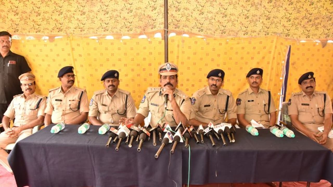 పేకాట కోసం సరిహద్దులు దాటారు... అయినా 176 మంది అరెస్ట్ పేకాట కోసం సరిహద్దులు దాటారు... అయినా 176 మంది అరెస్ట్