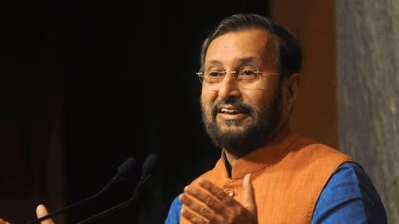 இந்த வருஷத்தோட பெரிய புளுகர் ராகுல் காந்தி தான் ! செமையா கலாய்த்த பிரகாஷ் ஜவடேகர் !!