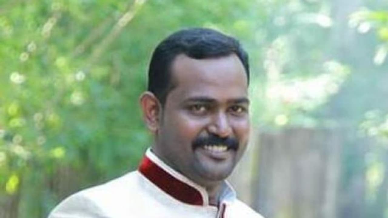 കാറോടിക്കുന്നതിനിടെ ഹൃദയാഘാതം; റിയാദില് മരിച്ച പ്രവാസി മലയാളിയുടെ മൃതദേഹം ഖബറടക്കി കാറോടിക്കുന്നതിനിടെ ഹൃദയാഘാതം; റിയാദില് മരിച്ച പ്രവാസി മലയാളിയുടെ മൃതദേഹം ഖബറടക്കി