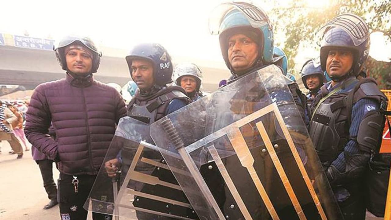 പ്രതിഷേധങ്ങൾക്കെതിരെ ദ്രുതകർമ്മസേന, കയ്യിലുള്ളത് തൊട്ടാൽ കറന്റടിക്കുന്ന ഇലക്ട്രിക് ഷീൽഡ്, ടേസര് ഗണ്ണുകളുമായി സാമ്യം? പ്രതിഷേധങ്ങൾക്കെതിരെ ദ്രുതകർമ്മസേന, കയ്യിലുള്ളത് തൊട്ടാൽ കറന്റടിക്കുന്ന ഇലക്ട്രിക് ഷീൽഡ്, ടേസര് ഗണ്ണുകളുമായി സാമ്യം?