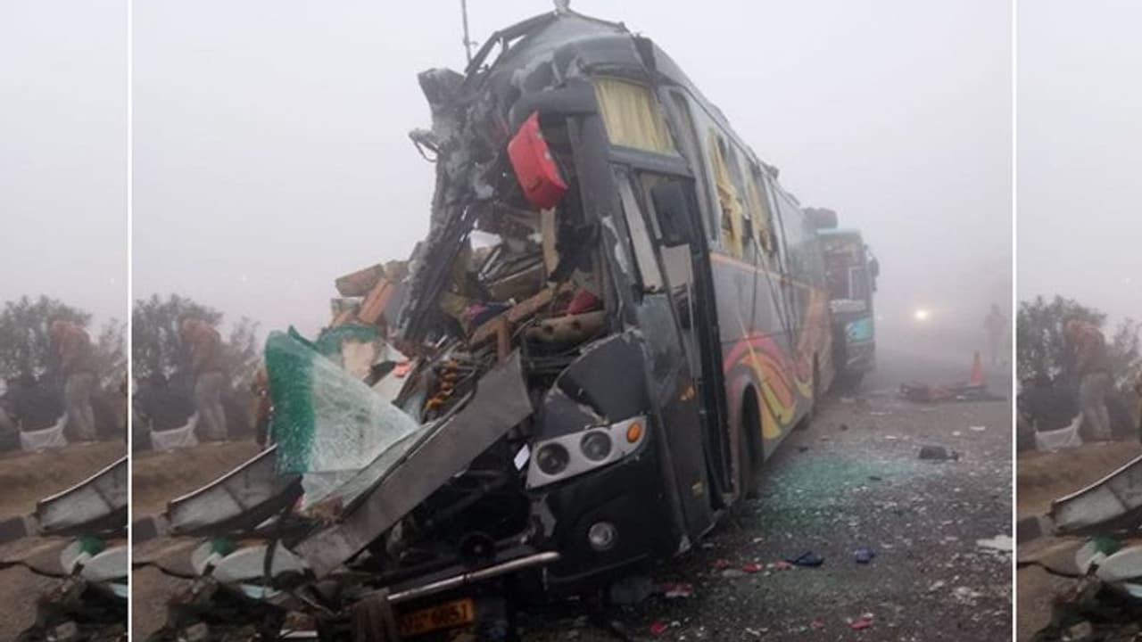 कोहरे का कहर, एक के बाद एक दनादन दो दर्जन गाड़ियां आपस में भिड़ीं, ऐसे हो गई बस की हालत कोहरे का कहर, एक के बाद एक दनादन दो दर्जन गाड़ियां आपस में भिड़ीं, ऐसे हो गई बस की हालत