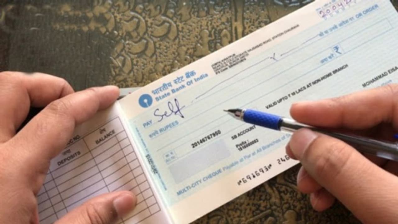 సీఎంఆర్ఎఫ్ స్కాం: ఏప్రిల్ నుండి 16 వేల చెక్కుల జారీ సీఎంఆర్ఎఫ్ స్కాం: ఏప్రిల్ నుండి 16 వేల చెక్కుల జారీ