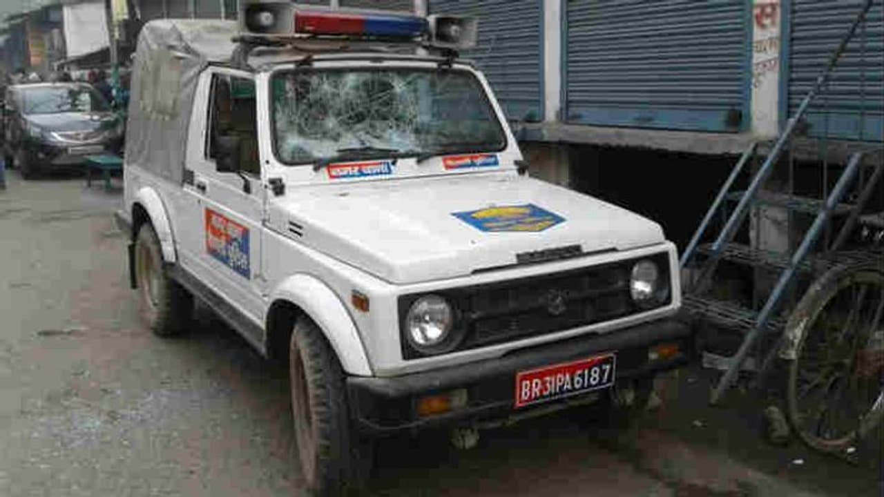 ಕಾಲ್ ಬ್ಲಾಕ್ ಮಾಡಿದ ಗರ್ಲ್ಫ್ರೆಂಡ್, 265 ಕಿ.ಮೀ ತೆರಳಿ ಪೆಟ್ರೋಲ್ ಸುರಿದು ಕಾಲೇಜಿನಲ್ಲಿ ಹೈಡ್ರಾಮ! ಕಾಲ್ ಬ್ಲಾಕ್ ಮಾಡಿದ ಗರ್ಲ್ಫ್ರೆಂಡ್, 265 ಕಿ.ಮೀ ತೆರಳಿ ಪೆಟ್ರೋಲ್ ಸುರಿದು ಕಾಲೇಜಿನಲ್ಲಿ ಹೈಡ್ರಾಮ!