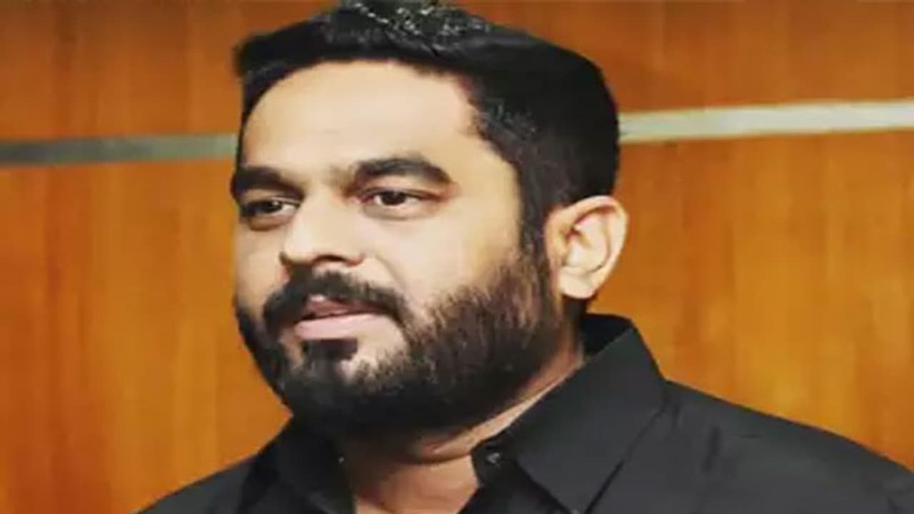 వెంటాడి మరీ దొంగలను పట్టించిన సినీ హీరో! వెంటాడి మరీ దొంగలను పట్టించిన సినీ హీరో!