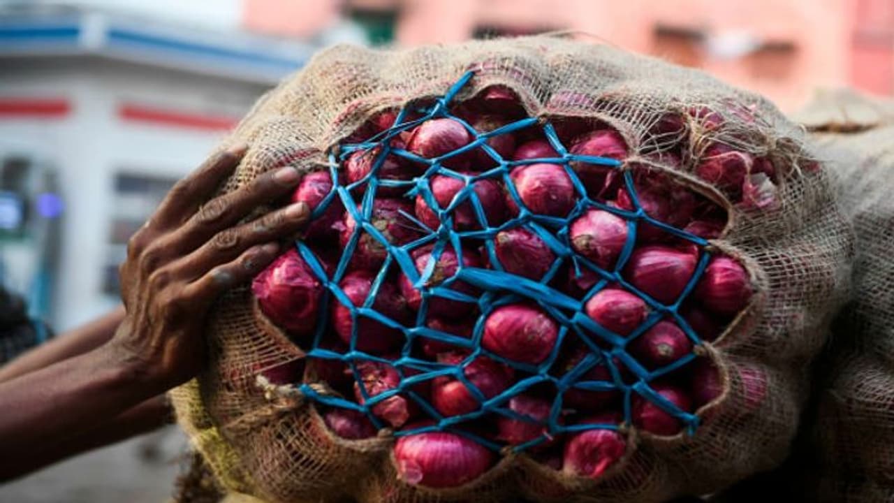 150ರ ಬದಲು 550 ಕೊಟ್ಟು ಚಿತ್ರದುರ್ಗದ ಮಹಿಳೆಯಿಂದ ಈರುಳ್ಳಿ ಖರೀದಿಸಿದ ಉಡುಪಿಯ ರೈತ 150ರ ಬದಲು 550 ಕೊಟ್ಟು ಚಿತ್ರದುರ್ಗದ ಮಹಿಳೆಯಿಂದ ಈರುಳ್ಳಿ ಖರೀದಿಸಿದ ಉಡುಪಿಯ ರೈತ