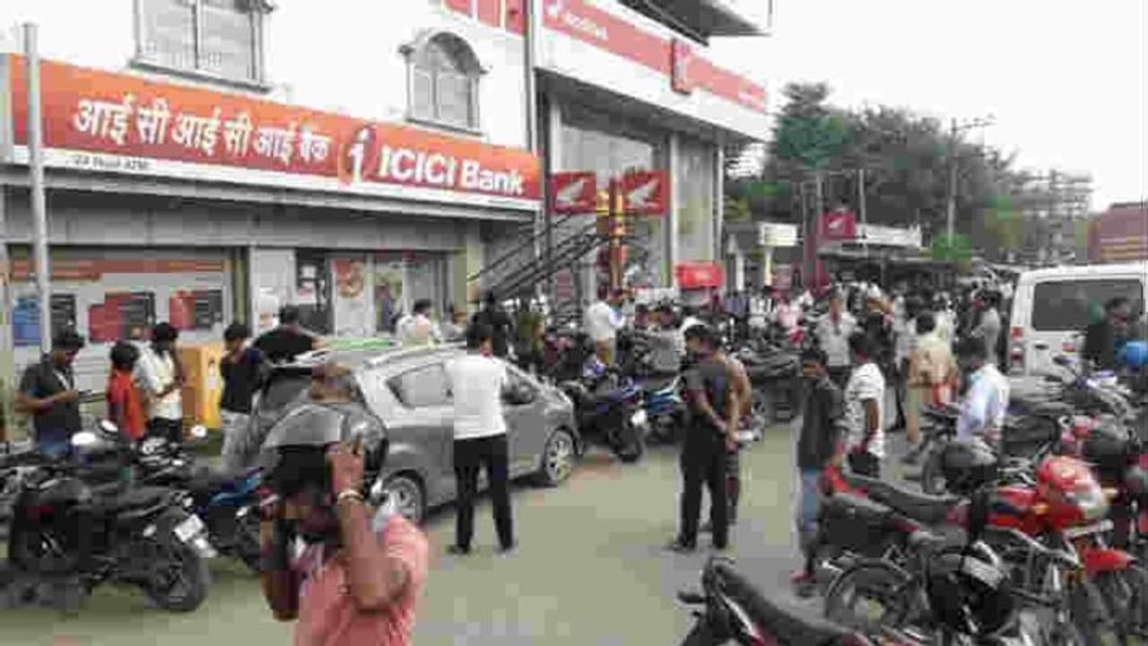 शहर के 70 फीसदी एटीएम बंद, पैसे के लिए चक्कर काट रहे लोग, जानें क्या है माजरा शहर के 70 फीसदी एटीएम बंद, पैसे के लिए चक्कर काट रहे लोग, जानें क्या है माजरा