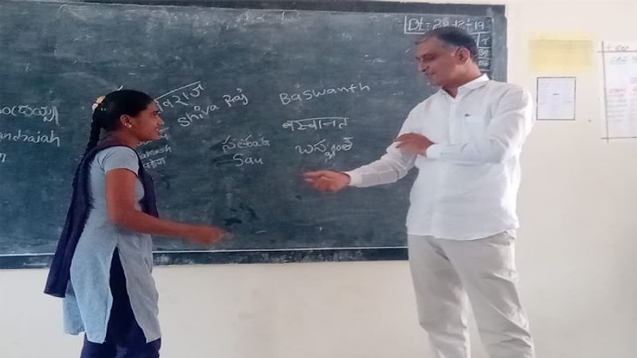 లెక్కల టీచర్ గా మారిన ఆర్థిక మంత్రి హరీష్ లెక్కల టీచర్ గా మారిన ఆర్థిక మంత్రి హరీష్