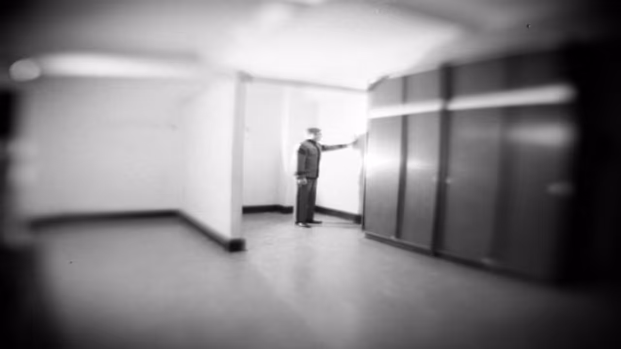 একসঙ্গে আত্মহত্যা করেছিলেন ১১ জন, সেই বাড়িতেই চ্যালেঞ্জ নিয়ে এবার থাকতে আসছেন নতুন অতিথি একসঙ্গে আত্মহত্যা করেছিলেন ১১ জন, সেই বাড়িতেই চ্যালেঞ্জ নিয়ে এবার থাকতে আসছেন নতুন অতিথি