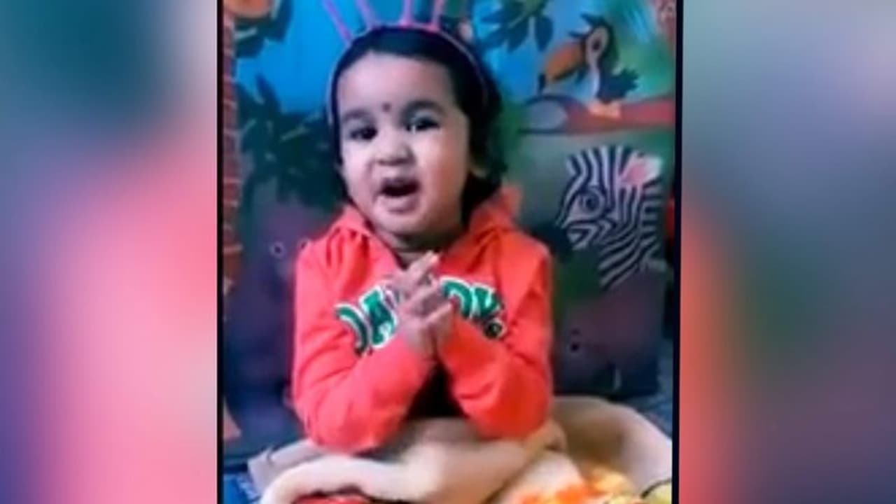 'লিটল লতাজি' র গলায় এবার তারা রাম পাম পাম, নেট দুনিয়ায় ভাইরাল প্রজ্ঞার নতুন গান 'লিটল লতাজি' র গলায় এবার তারা রাম পাম পাম, নেট দুনিয়ায় ভাইরাল প্রজ্ঞার নতুন গান