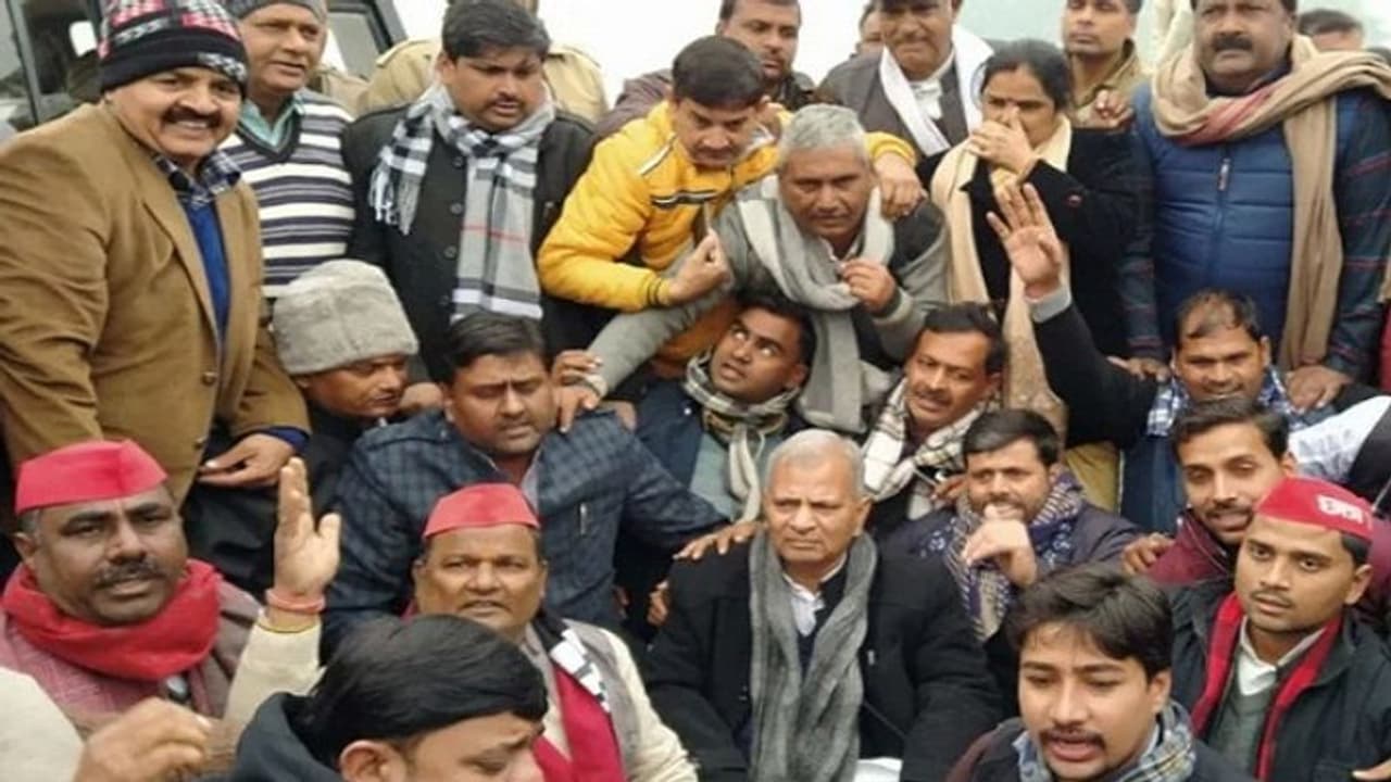 सपा प्रदेश अध्यक्ष पुलिस की हिरासत में, जा रहे थे हिंसा में मारे गए लोगों के घर