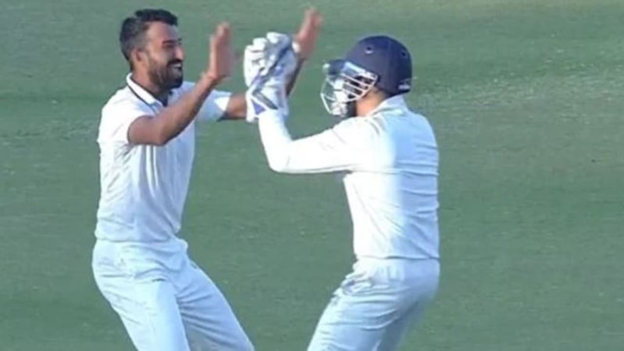 ഞാന്‍ ഓള്‍റൗണ്ടറായ നിമിഷം; പൂജാരയുടെ വിക്കറ്റ് ആഘോഷത്തിന് ധവാന്റെ ട്രോള്‍ മറുപടി വീഡിയോ