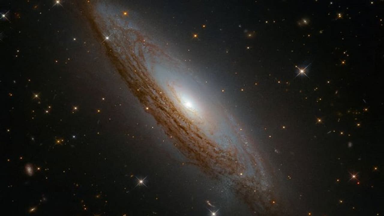 ತೀವ್ರ ಚಟುವಟಿಕೆಯ ಕೇಂದ್ರ: ಹಬಲ್ ಗುರುತಿಸಿದ ವಿಶಿಷ್ಟ ಸ್ಪೈರಲ್ ಗ್ಯಾಲಕ್ಸಿ !