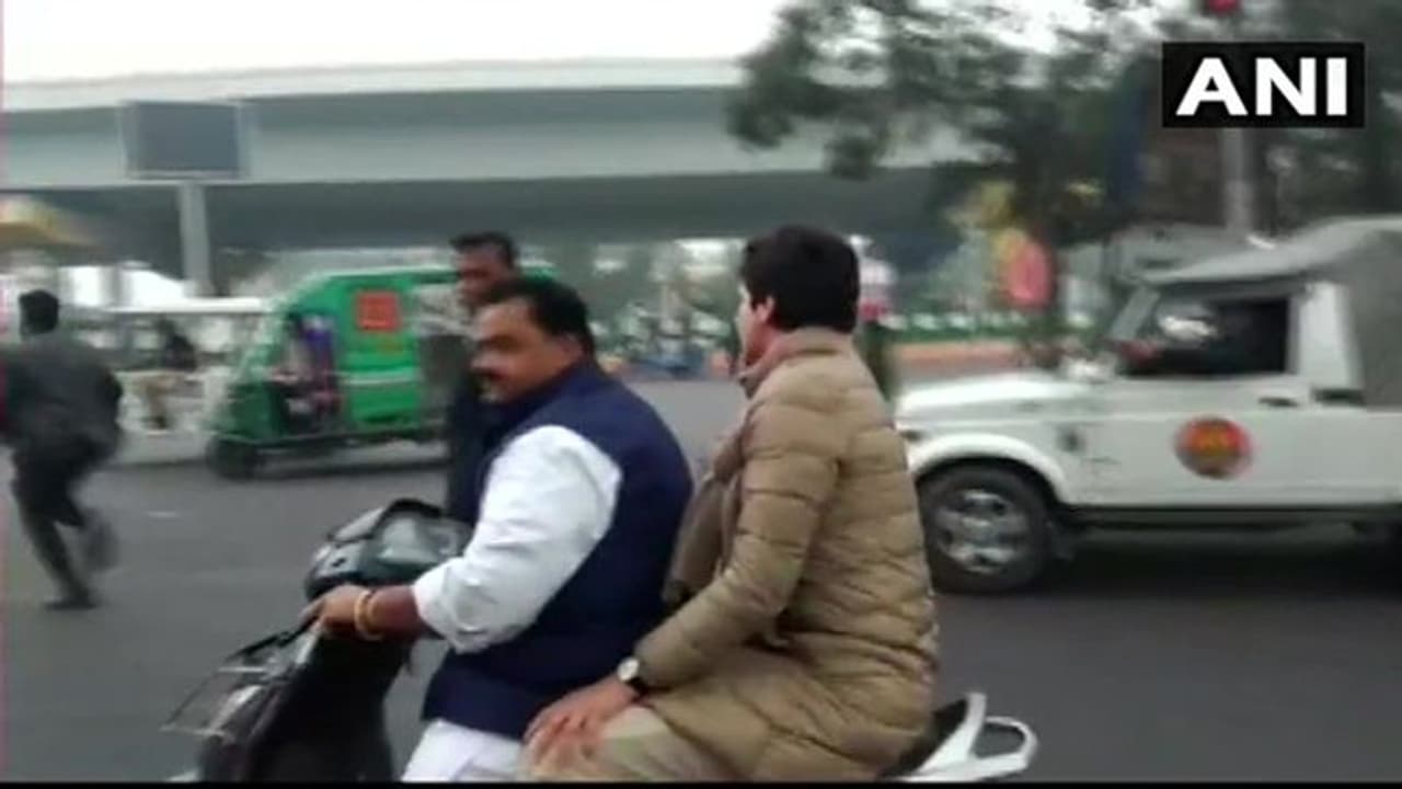 प्रियंका गांधी का यूपी पुलिस पर बड़ा आरोपः पुलिस ने मेरा गला दबाया, धकेला और मैं गिर गई... प्रियंका गांधी का यूपी पुलिस पर बड़ा आरोपः पुलिस ने मेरा गला दबाया, धकेला और मैं गिर गई...