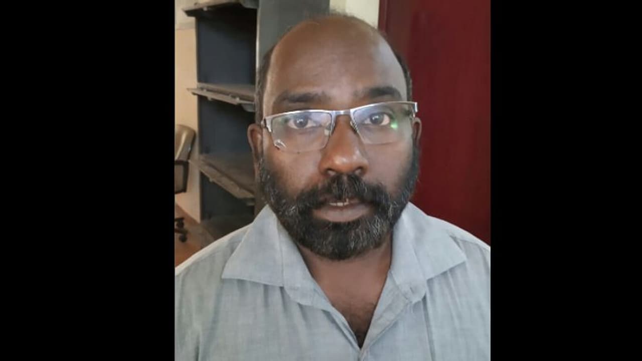 ലൈംഗികചേഷ്ട, വിദ്യാര്ത്ഥിനികളെ പീഡിപ്പിക്കാന് ശ്രമം; അധ്യാപകന് പിടിയിൽ ലൈംഗികചേഷ്ട, വിദ്യാര്ത്ഥിനികളെ പീഡിപ്പിക്കാന് ശ്രമം; അധ്യാപകന് പിടിയിൽ