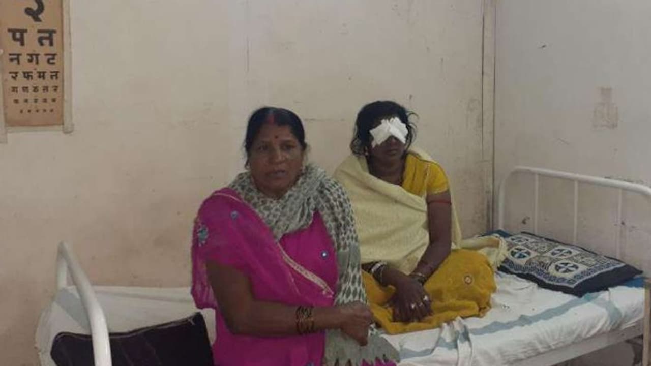 धार्मिक कार्यक्रम के दौरान फूटा हैलोजन बल्ब, 200 ग्रामीणों की आंखों में तकलीफ धार्मिक कार्यक्रम के दौरान फूटा हैलोजन बल्ब, 200 ग्रामीणों की आंखों में तकलीफ