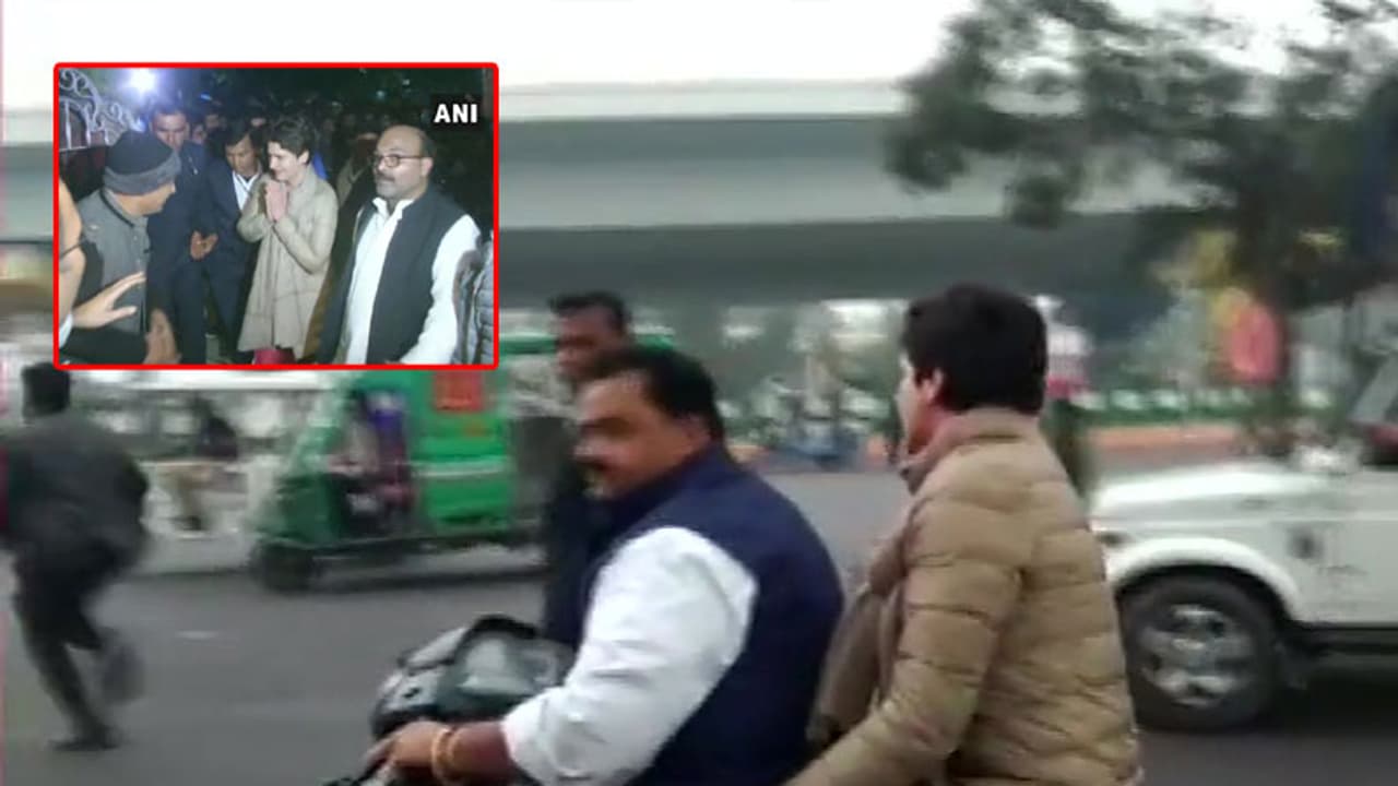 விரட்டிய போலீஸார், என் கழுத்தைநெறித்து, தள்ளினார்கள்.... பிரியங்கா காந்தி குற்றச்சாட்டு.... விரட்டிய போலீஸார், என் கழுத்தைநெறித்து, தள்ளினார்கள்.... பிரியங்கா காந்தி குற்றச்சாட்டு....