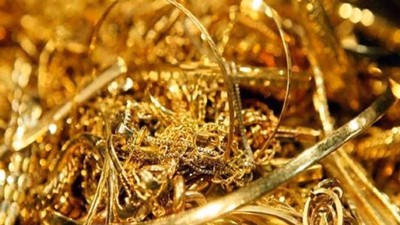 8 ಲಕ್ಷ ರುಪಾಯಿ ಮೌಲ್ಯ ಚಿನ್ನಾಭರಣ ಹಿಂತಿರುಗಿಸಿದ ಹೋಮ್ಗಾರ್ಡ್ 8 ಲಕ್ಷ ರುಪಾಯಿ ಮೌಲ್ಯ ಚಿನ್ನಾಭರಣ ಹಿಂತಿರುಗಿಸಿದ ಹೋಮ್ಗಾರ್ಡ್