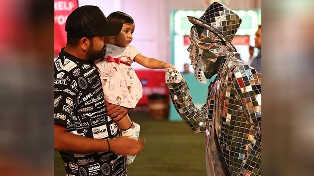 परिवार के साथ सर्कस देखने पहुंचे रोहित, बेटी समायरा के साथ शूट किया क्यूट वीडियो परिवार के साथ सर्कस देखने पहुंचे रोहित, बेटी समायरा के साथ शूट किया क्यूट वीडियो