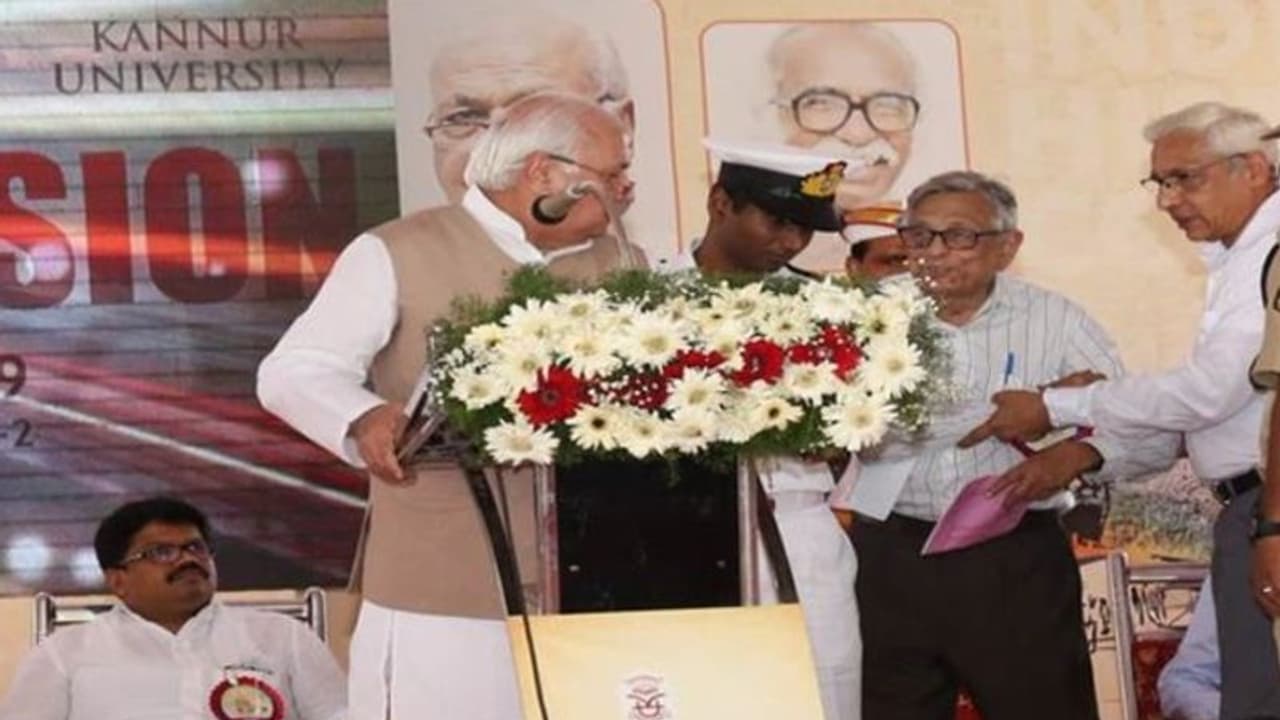 CAA के समर्थन में बोले केरल के राज्यपाल तो इतिहासकार इरफान हबीब ने मंच पर आकर की बदसलूकी CAA के समर्थन में बोले केरल के राज्यपाल तो इतिहासकार इरफान हबीब ने मंच पर आकर की बदसलूकी