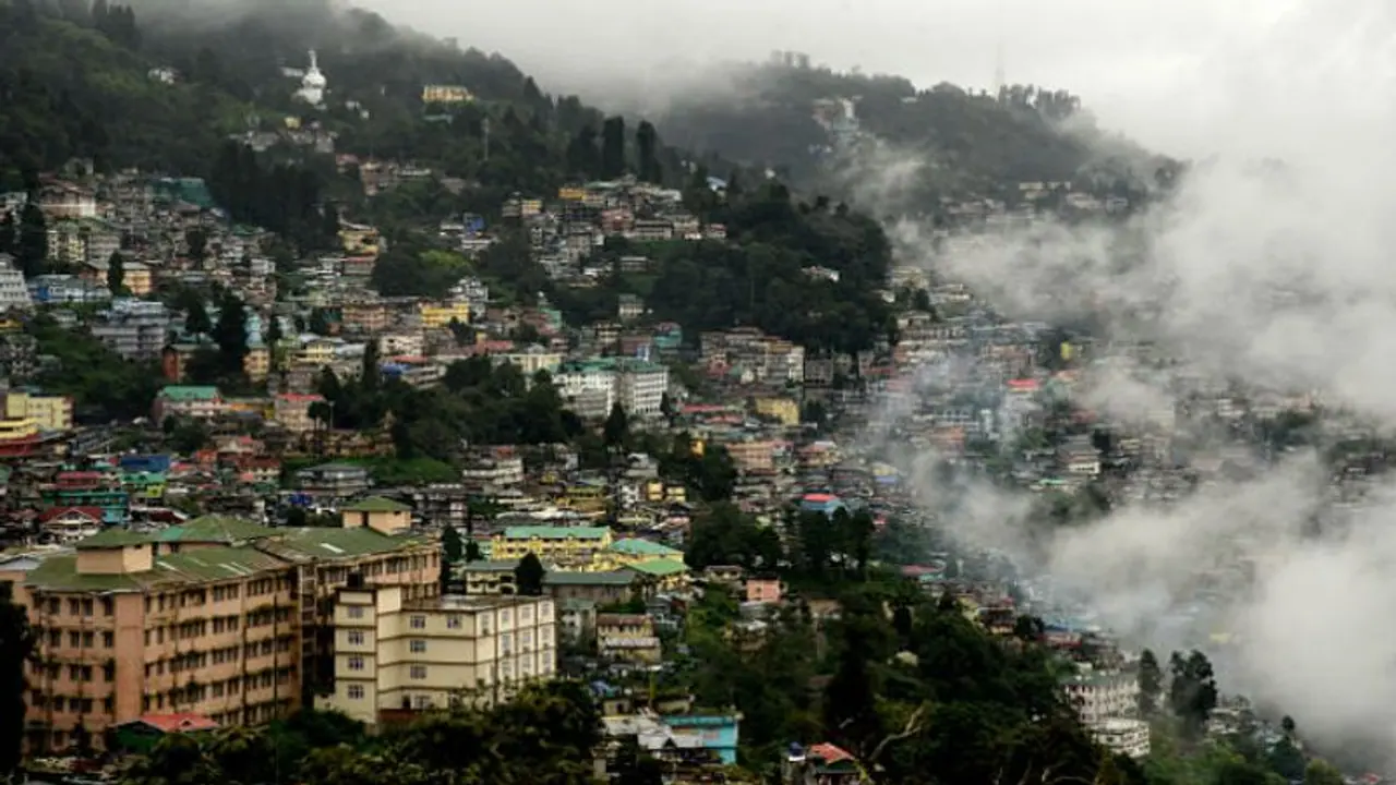 মরসুমের প্রথম তুষারপাত দার্জিলিং এ, বর্ষের শুরুতেই মন ভরল পর্যটকদের মরসুমের প্রথম তুষারপাত দার্জিলিং এ, বর্ষের শুরুতেই মন ভরল পর্যটকদের